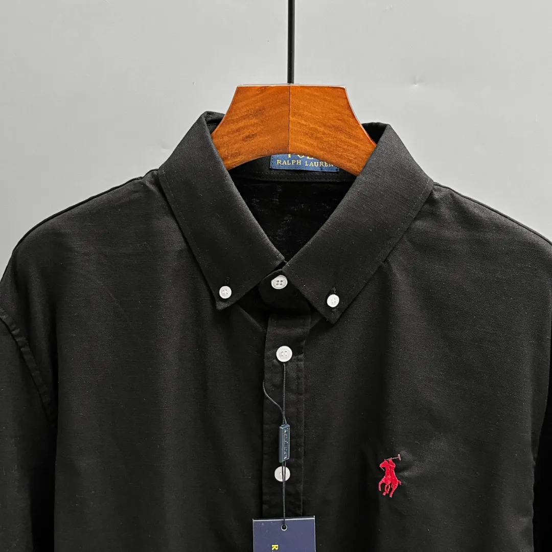 P210 Ralph Lauren/Ralph Lauren early autumn linen embroidered shirt is made of customized natural plant fiber linen fabric with unique bamboo texture and has a simple and simple beauty. It has a loose fit and a three-dimensional upper body. The lines are smooth and natural. From the shoulder line to the waist line and then to the hem, the line transition is smooth. There are no unnecessary folds or accumulations. The whole body is neat and stretched. The chest is embellished with the iconic pony embroidery. It is simple but highly recognizable. The embroidery thread has a natural color transition and the stitches are even and uniform in size. The stitches can also connect naturally and the lines are smooth and not stiff. Size: S M L XL